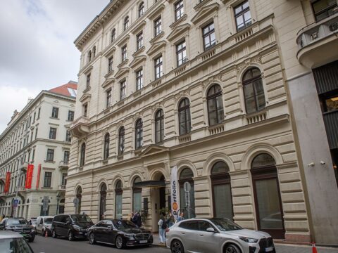 Угорщина через рекордний дефіцит заморозила частину бюджетних витрат