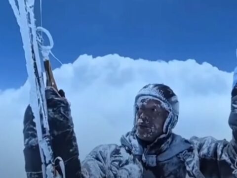 Парапланерист із Китаю випадково злетів на висоту понад 8000 метрів