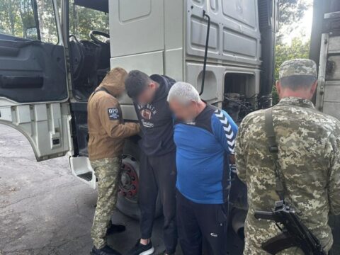 На Рівненщині прикордонники виявили порушника у фурі під ліжком