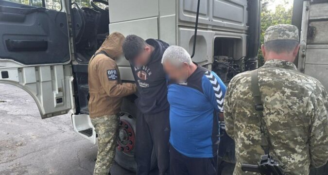 На Рівненщині прикордонники виявили порушника у фурі під ліжком