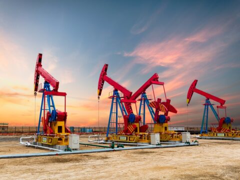 МЕА прогнозує рекордний профіцит нафти