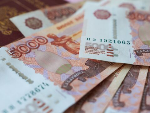 Росіяни виносять мільярди готівки з банків через перебої з інтернетом