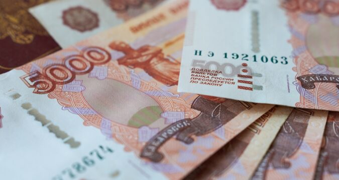 Росіяни виносять мільярди готівки з банків через перебої з інтернетом