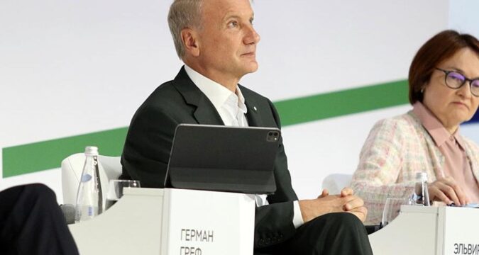 Голова Сбербанку оголосив фактичну зупинку економіки Росії
