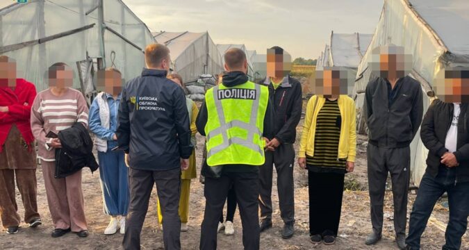 Вербували й експлуатували узбеків: під Києвом виявили ферму з рабами