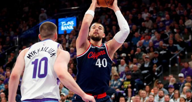 Михайлюк грає класний перший матч за Юту Джаз у новому сезоні