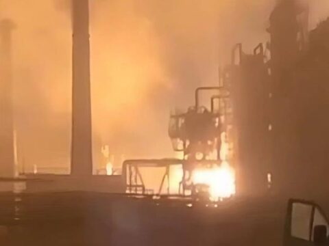 ЗМІ: Дрони "зупинили" роботу великого НПЗ Росії