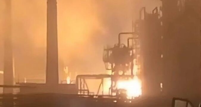 ЗМІ: Дрони "зупинили" роботу великого НПЗ Росії