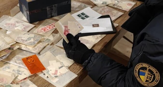 На кордоні вилучили марки з нацистською символікою