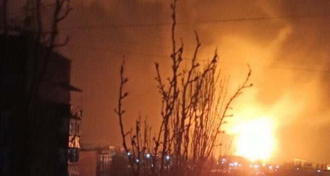 У Таганрозі РФ прогриміли 20 вибухів, вирує пожежа