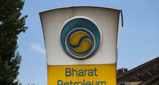Більшість великих НПЗ Індії почали скуповувати російську нафту - ЗМІ