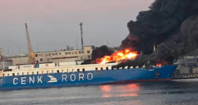 В Одесі після вибухів спалахнуло судно