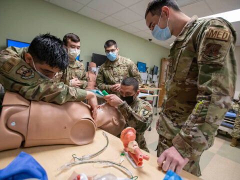 США припинять відстрілювати тварин для підготовки бойових медиків — їх замінять симулятори