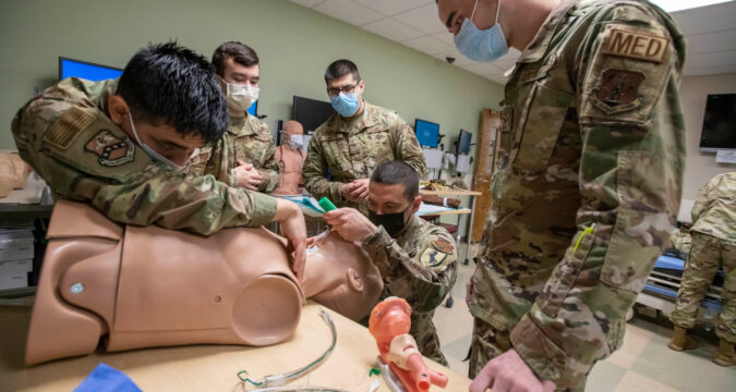 США припинять відстрілювати тварин для підготовки бойових медиків — їх замінять симулятори