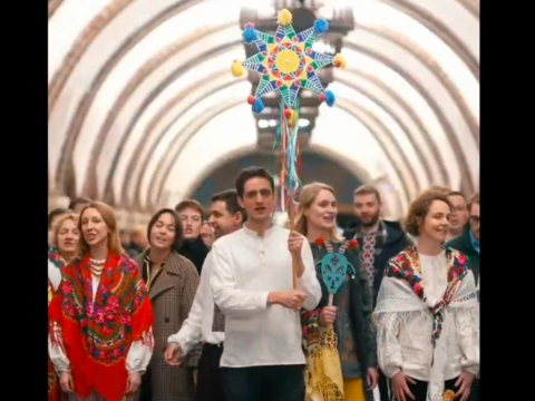 Працівники західних посольств заспівали Щедрика у метро Києва