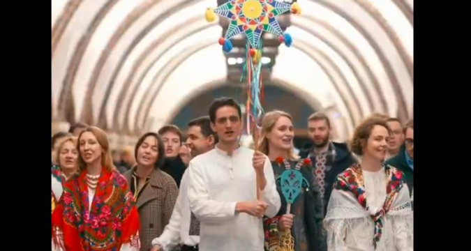 Працівники західних посольств заспівали Щедрика у метро Києва