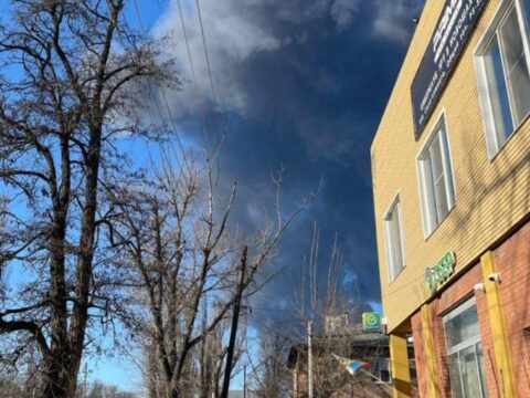 Новошахтинський НПЗ загорівся після "10 вибухів"