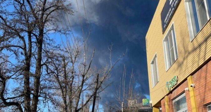 Новошахтинський НПЗ загорівся після "10 вибухів"