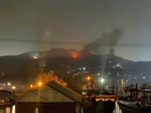 Вибухи та вогняна заграва в окупованій Макіївці на Донбасі — ймовірно, уразили військовий об’єкт