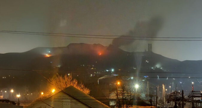 Вибухи та вогняна заграва в окупованій Макіївці на Донбасі — ймовірно, уразили військовий об’єкт