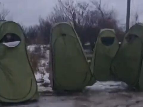 Російська армія намагається сховатися від FPV у “спеціальних” укриттях