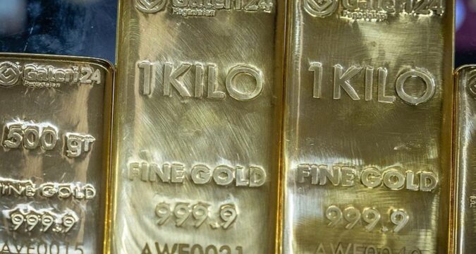 Ціна золота рекордно зросла через слабкий долар