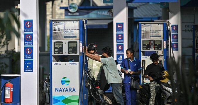 Росія знижує ціни на нафту для Індії, щоб вернути покупців - ЗМІ