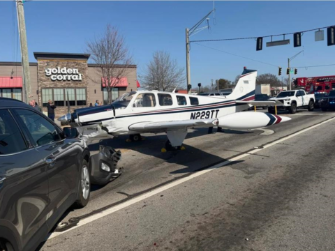 У США літак сів на міське шосе