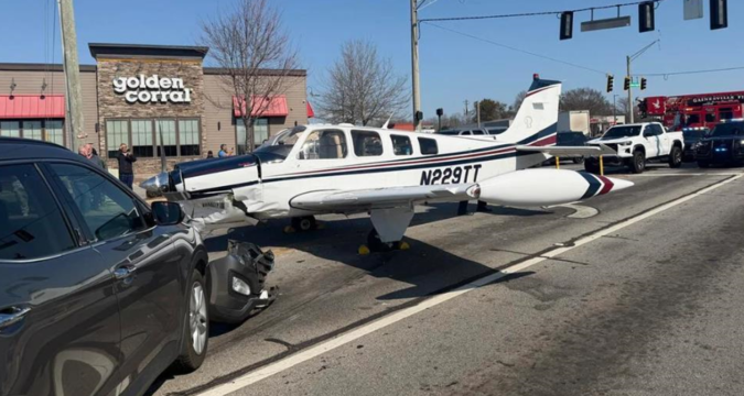 У США літак сів на міське шосе