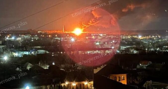 У окупантів палає нафтобаза і підстанція