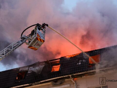 Росіяни вдарили по готелю у центрі Сум