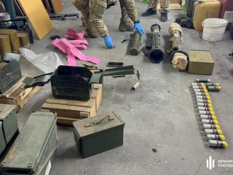 Мільйонний "бізнес": військові продавали зброю, викрадену з фронту