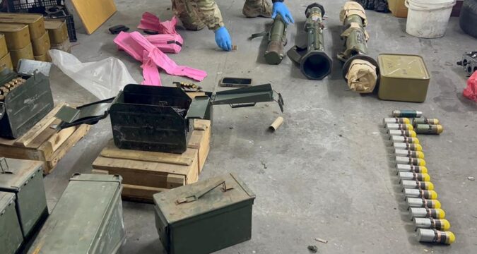 Мільйонний "бізнес": військові продавали зброю, викрадену з фронту