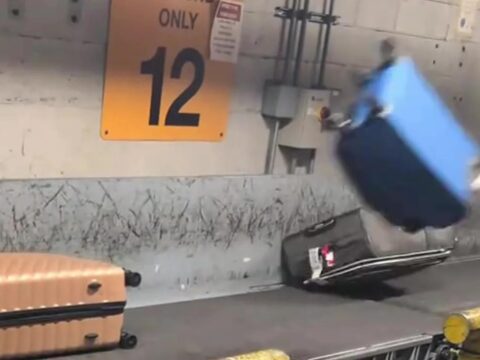 З'явилося відео, як в аеропорту знущаються із багажу