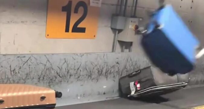 З'явилося відео, як в аеропорту знущаються із багажу