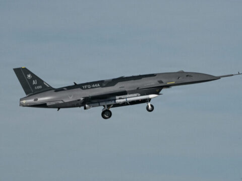 США випробували безпілотний винищувач YFQ-44A з макетами боєприпасів