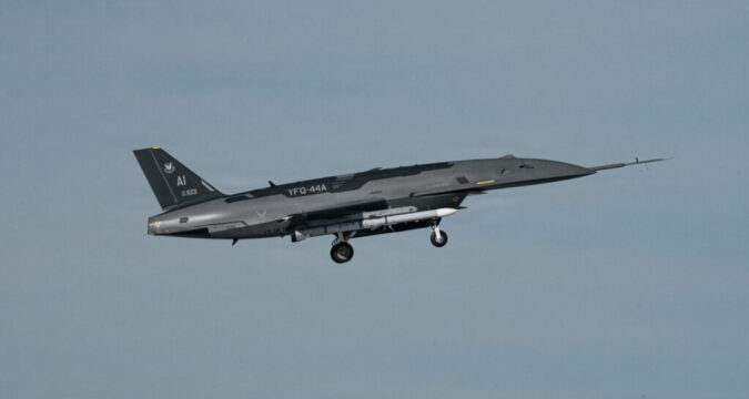 США випробували безпілотний винищувач YFQ-44A з макетами боєприпасів