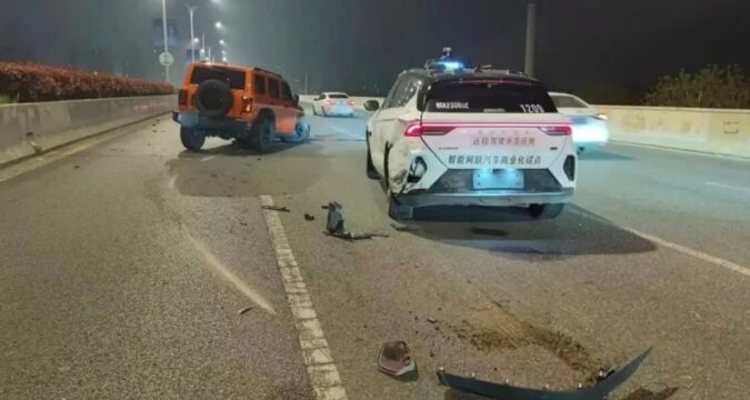 У Китаї сотні безпілотних таксі "замерли" посеред трас