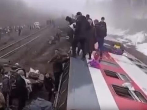 В Росії перекинувся пасажирський поїзд