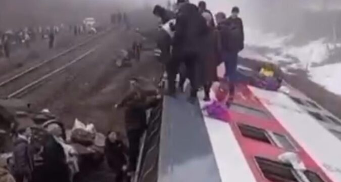 В Росії перекинувся пасажирський поїзд