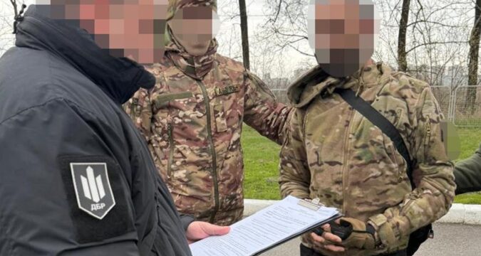 На Харківщині затримали дезертира, який продавав зброю з фронту