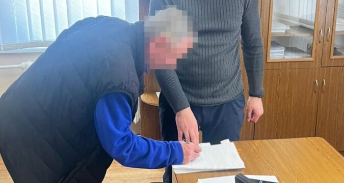 На Львівщині підприємець 23 роки утримував однокласника як "раба"