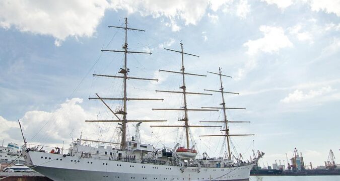 Морський дрон Росії атакував український навчальний вітрильник «Дружба»
