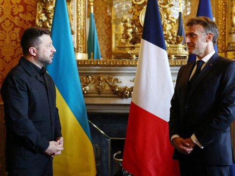 Зеленський зустрівся з Макроном і вручив орден