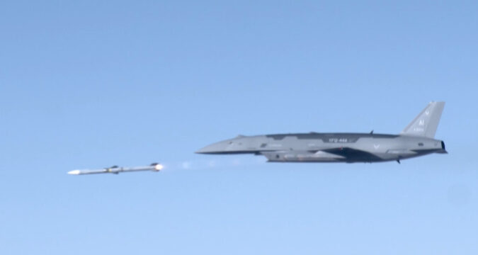 Безпілотний винищувач YFQ-44A Fury вперше виконав пуск ракети AIM-120
