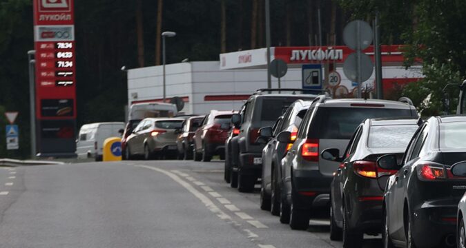 В Росії обвалилися продажі нових авто на тлі кризи пального