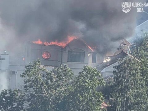 Росіяни вдарили по Одещині, палає будинок