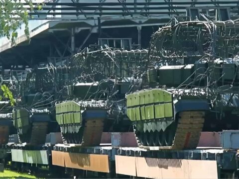 Росія поповнює бази зберігання новою та відновленою бронетехнікою й артилерією — Jompy