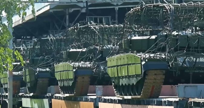Росія поповнює бази зберігання новою та відновленою бронетехнікою й артилерією — Jompy